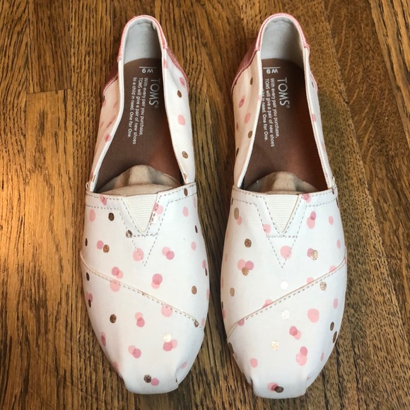 toms pale blush metallic dots